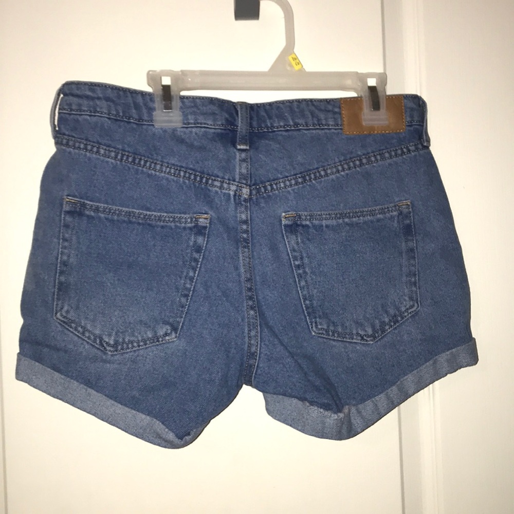 ❤️H&M SHORTS❤️ - Picture 2 of 4